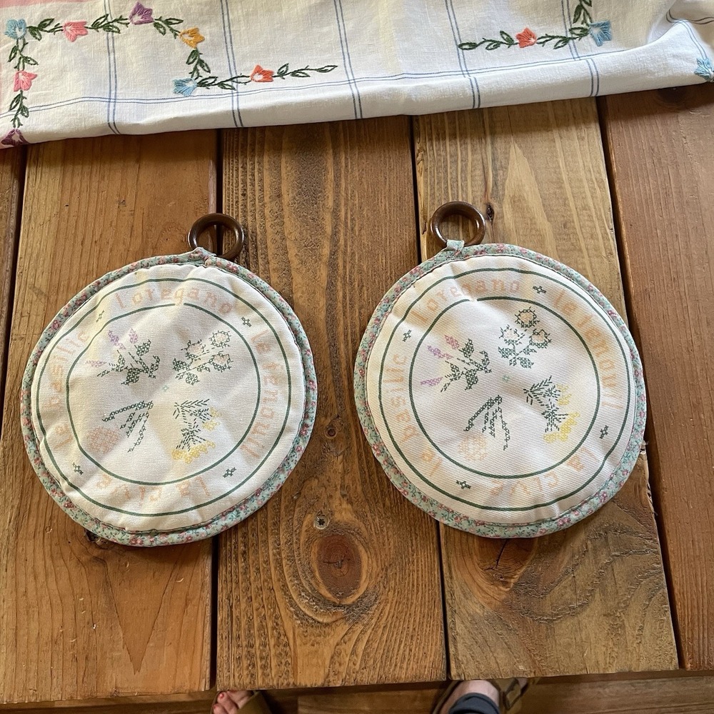 Vintage Round Quilted Cotton Potholders Floral w/ hanging wood ring set of 2